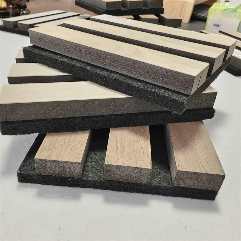 शोर नियंत्रण के लिए उच्च गुणवत्ता वाले ध्वनिक पैनलों को क्या आवश्यक बनाता है?